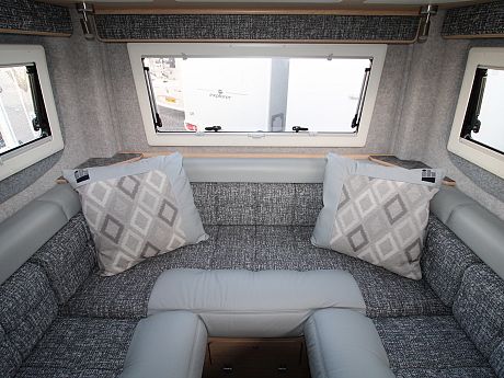 IH N-Class 680 CRL - 2023 image