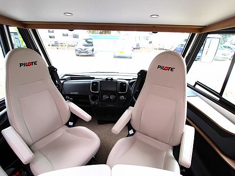 Pilote Expression G740 - 2024 image