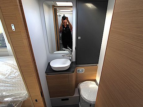Adria Coral 60Y 670 DL image