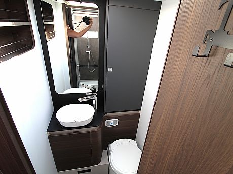 Adria Matrix Supreme 670 DL - 2024 image
