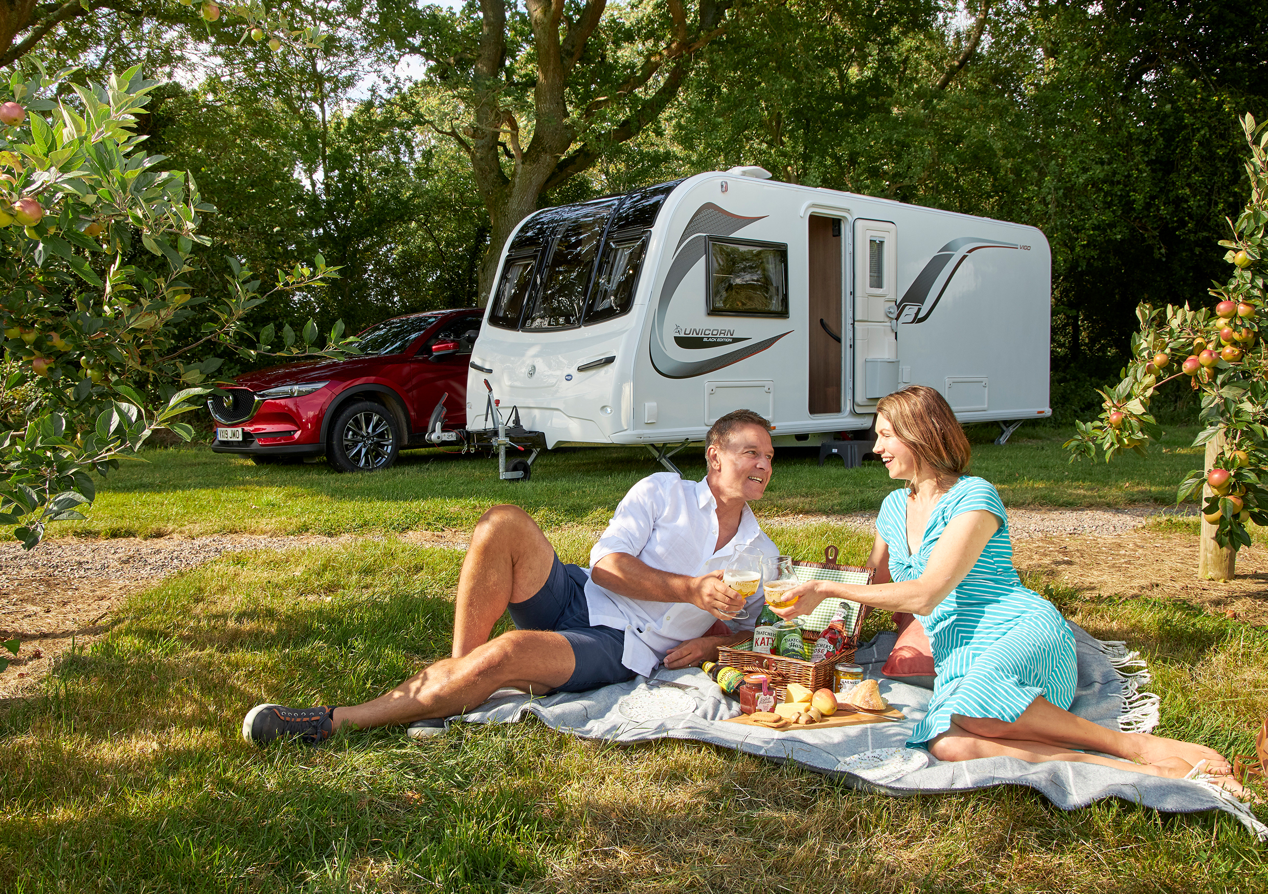 02-unicorn-black-edition-couple-picnic_6.jpg