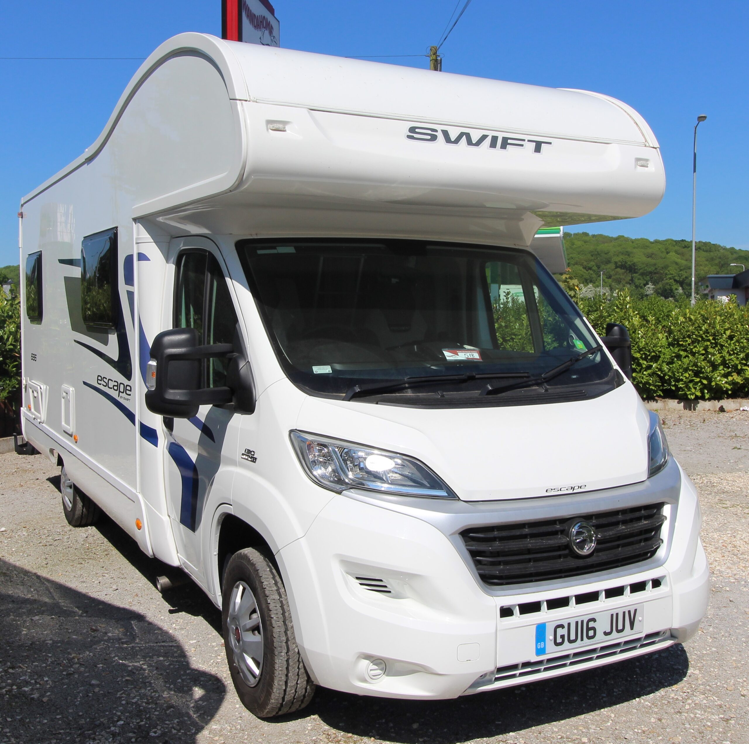 2016-swift-escape-686-front-side-2.jpg