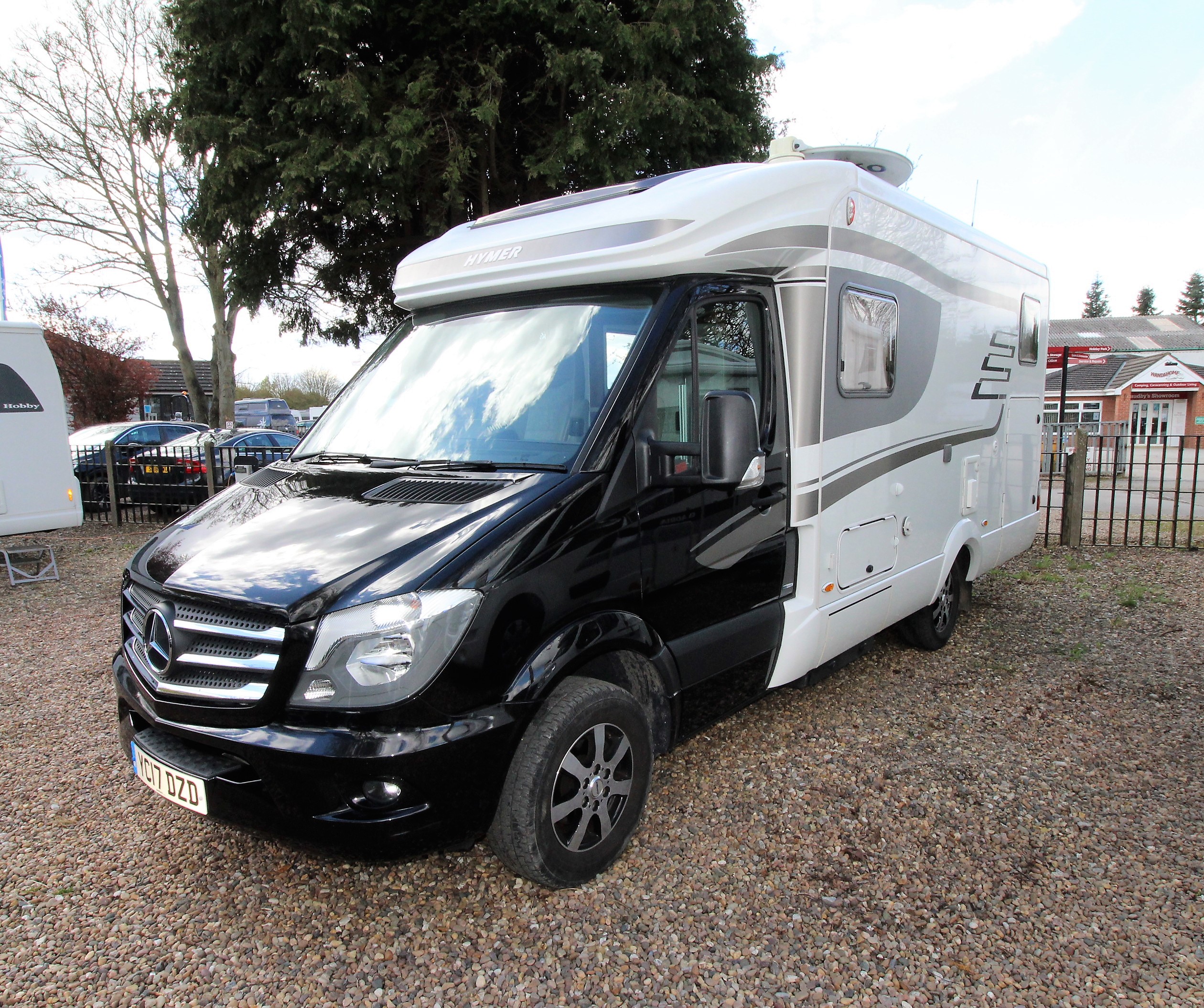 2017-hymer-motorhome-14_1.jpg
