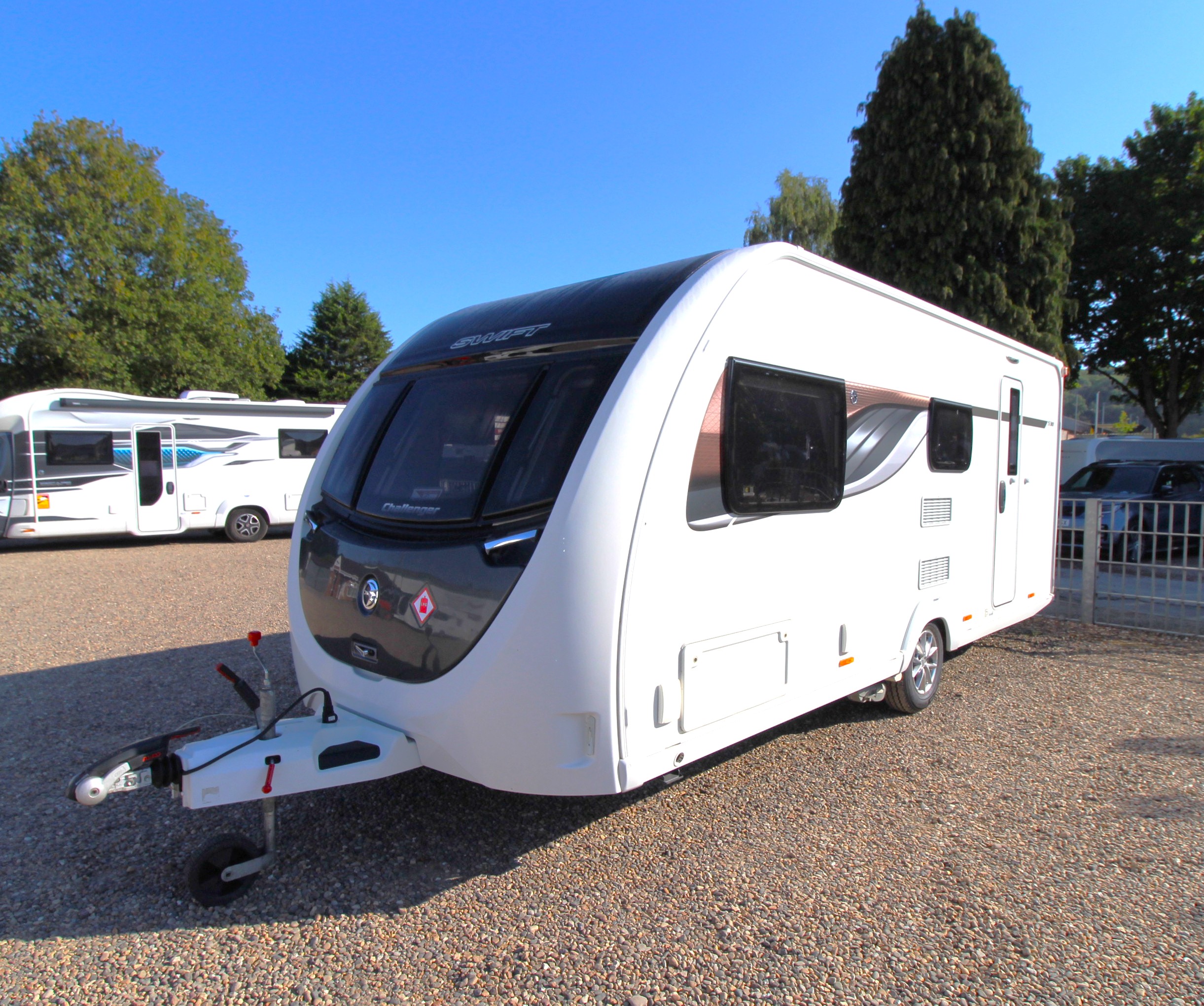 2019-challenger-530-lux-used-11.jpg