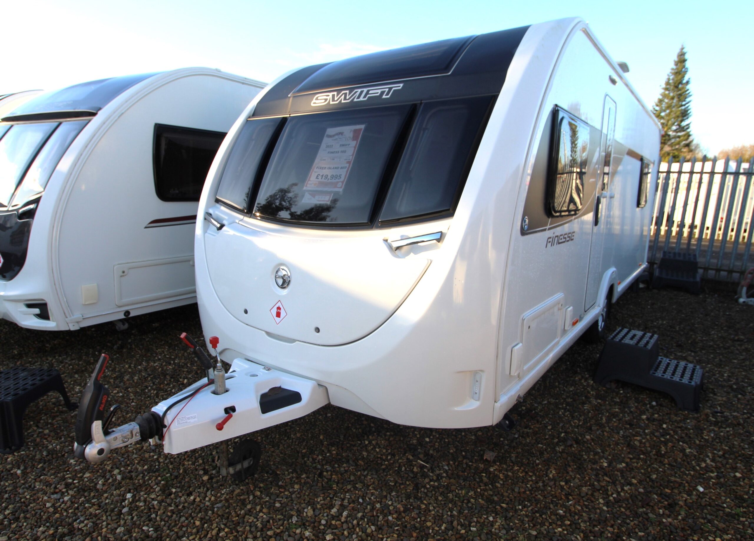 2022-swift-finesse-560-2.jpg