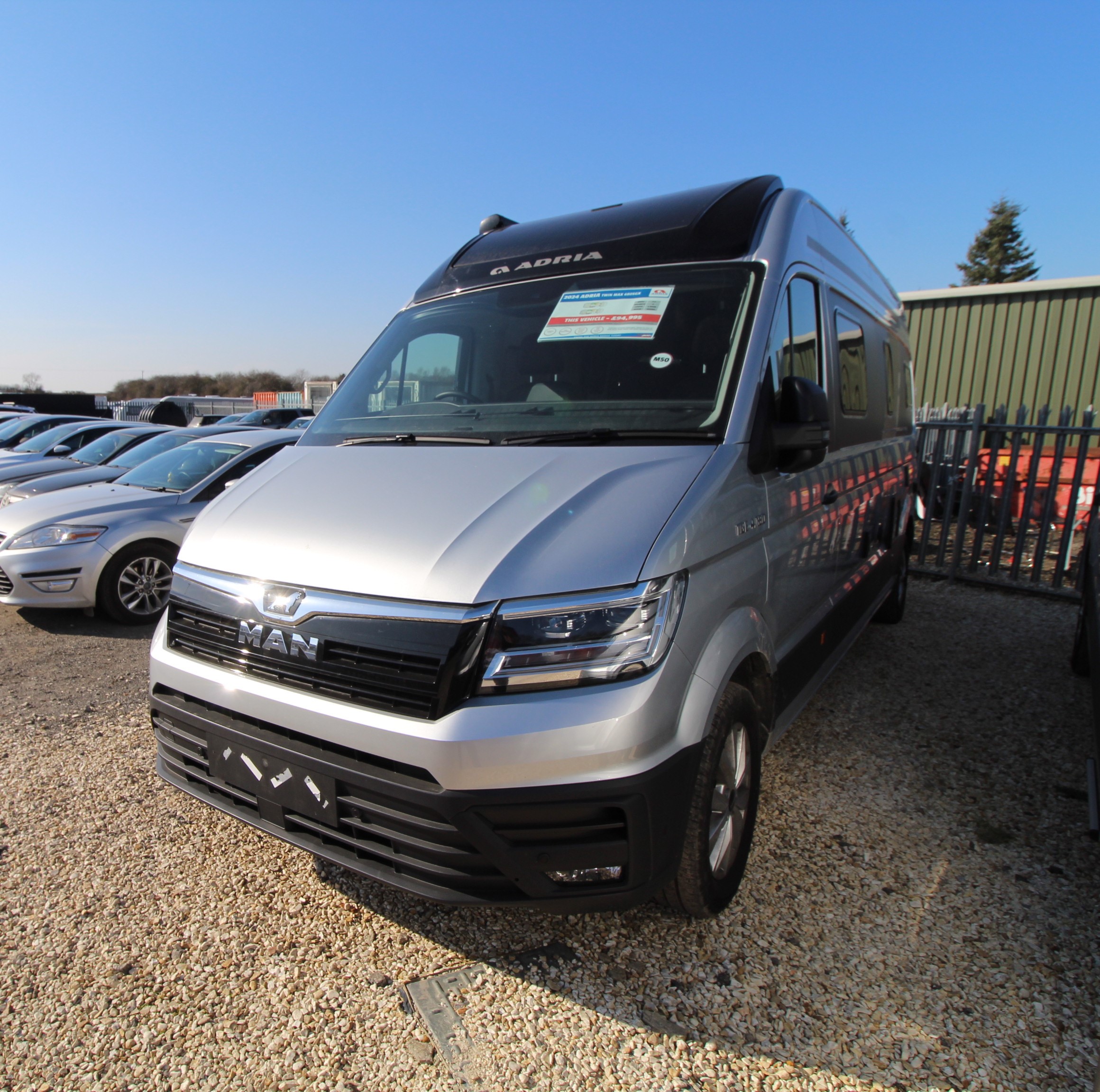 2024-used-adria-twin-max-680-sgx-1.jpg