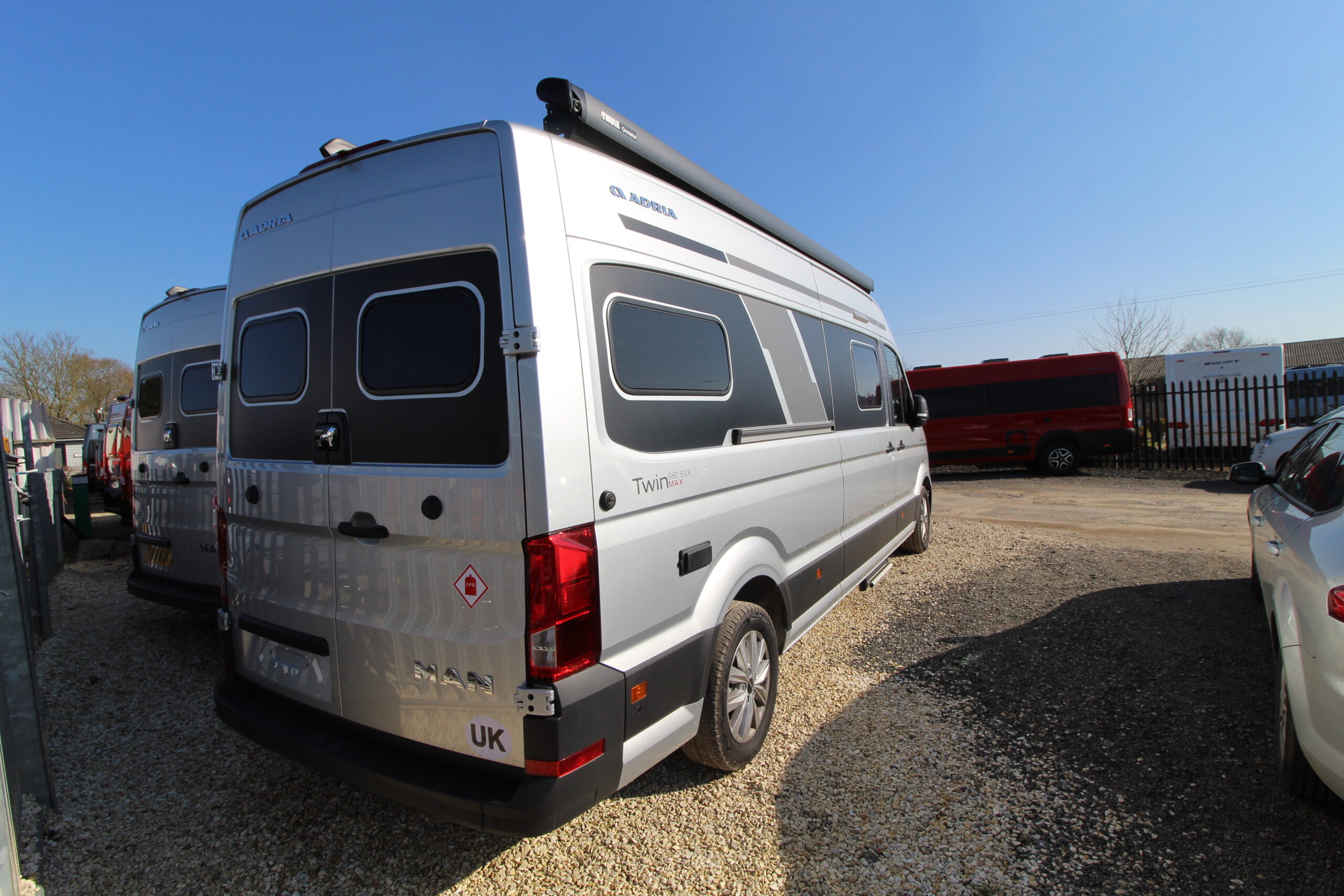 2024-used-adria-twin-max-680-sgx.jpg