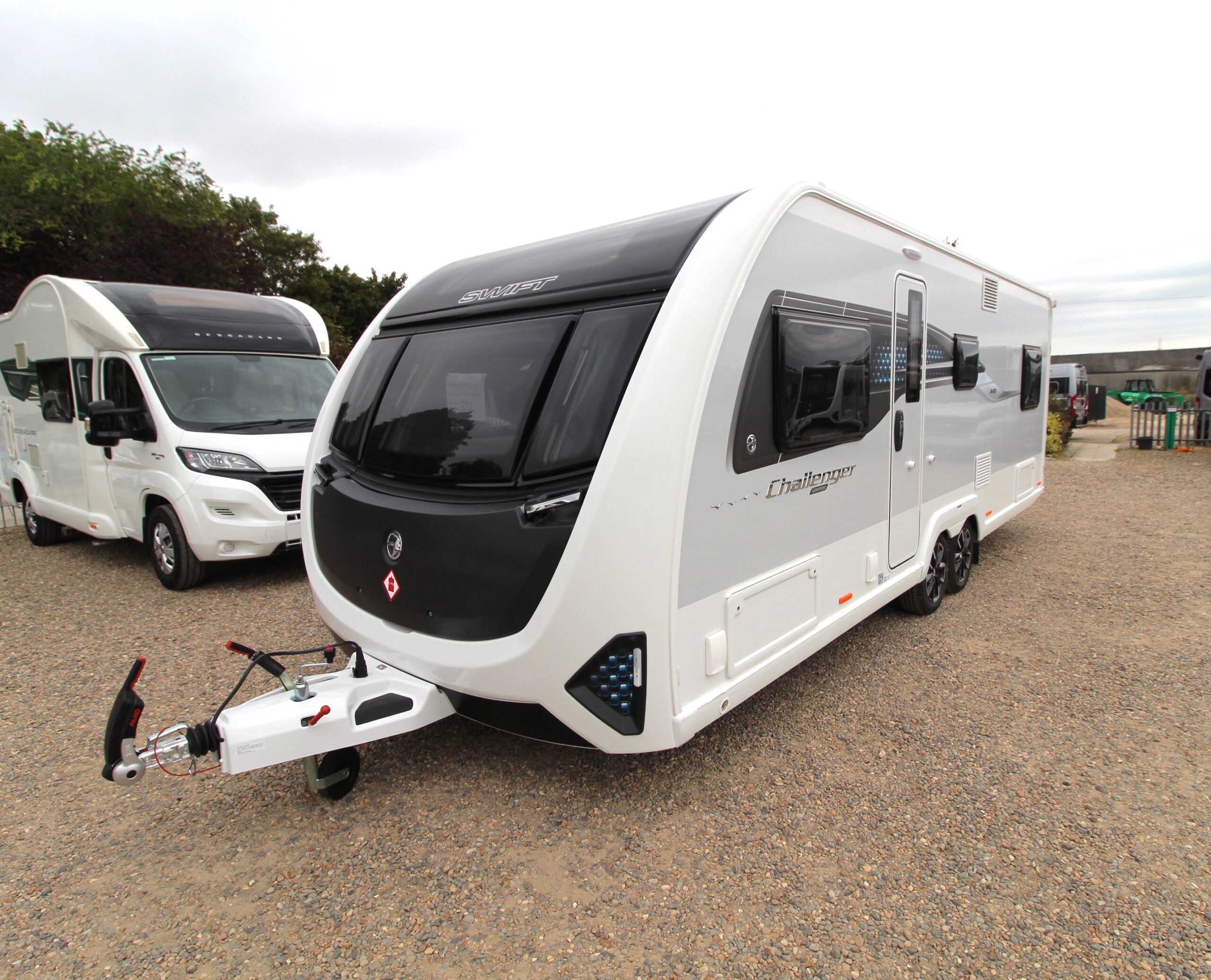 2026-challenger-grande-640-external-4.jpg