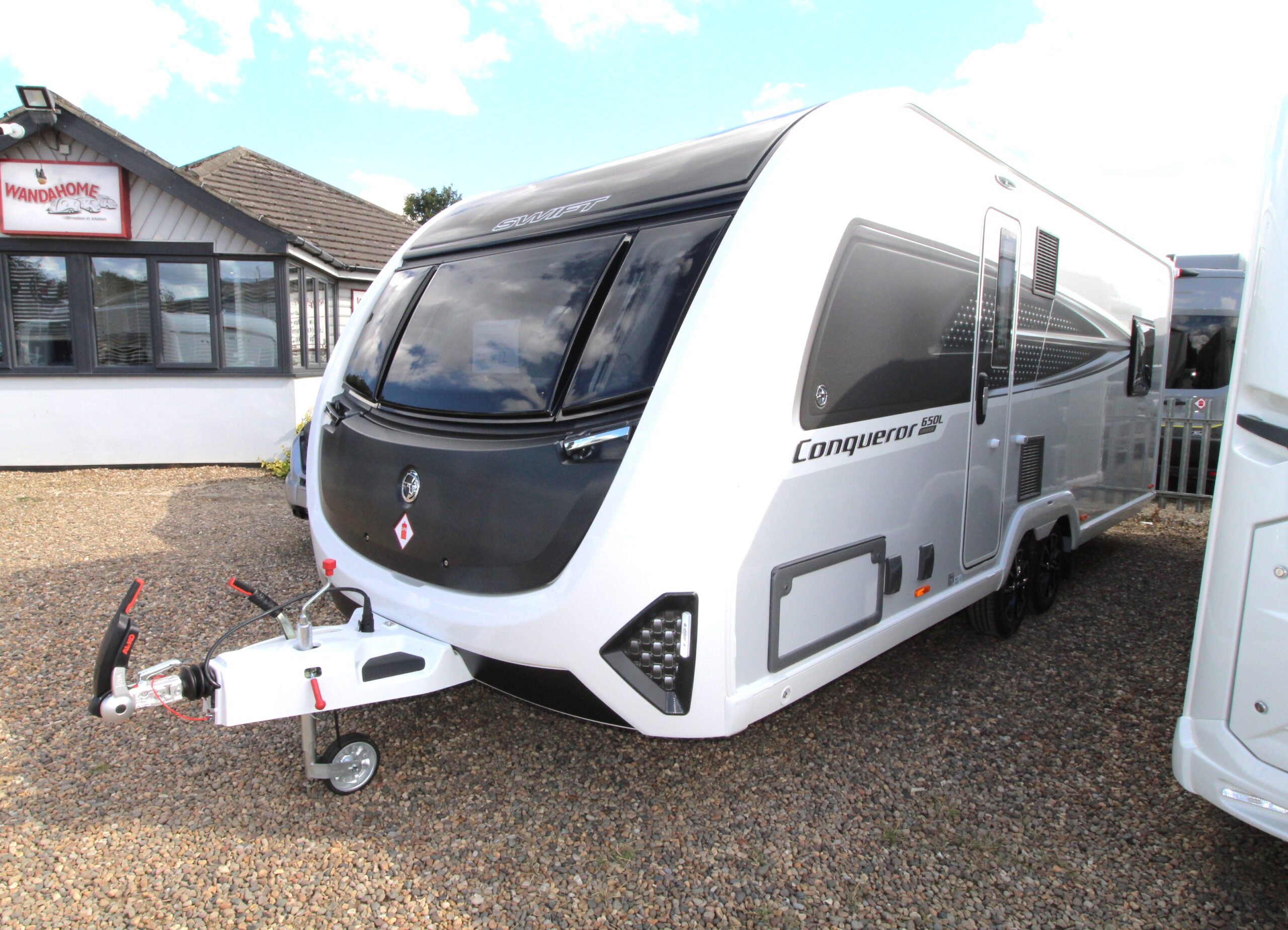 2026-conqueror-650l-grande-exterior-1.jpg