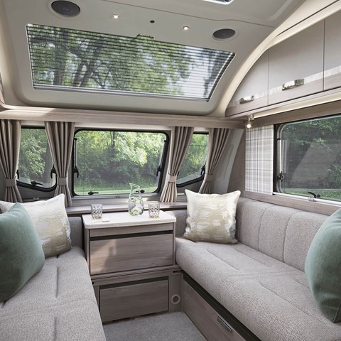 challenger-580-front-lounge.jpg