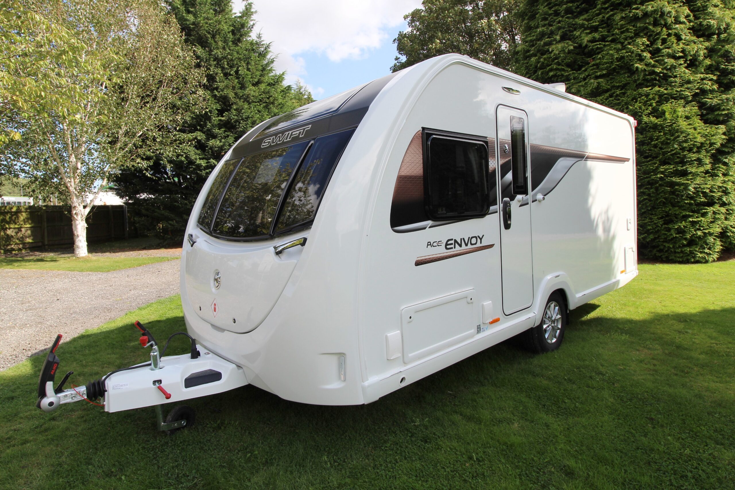 new-swift-ace-envoy-caravan-wandahome-special-edition-sprite-alpine-4-exterior2_1.jpg