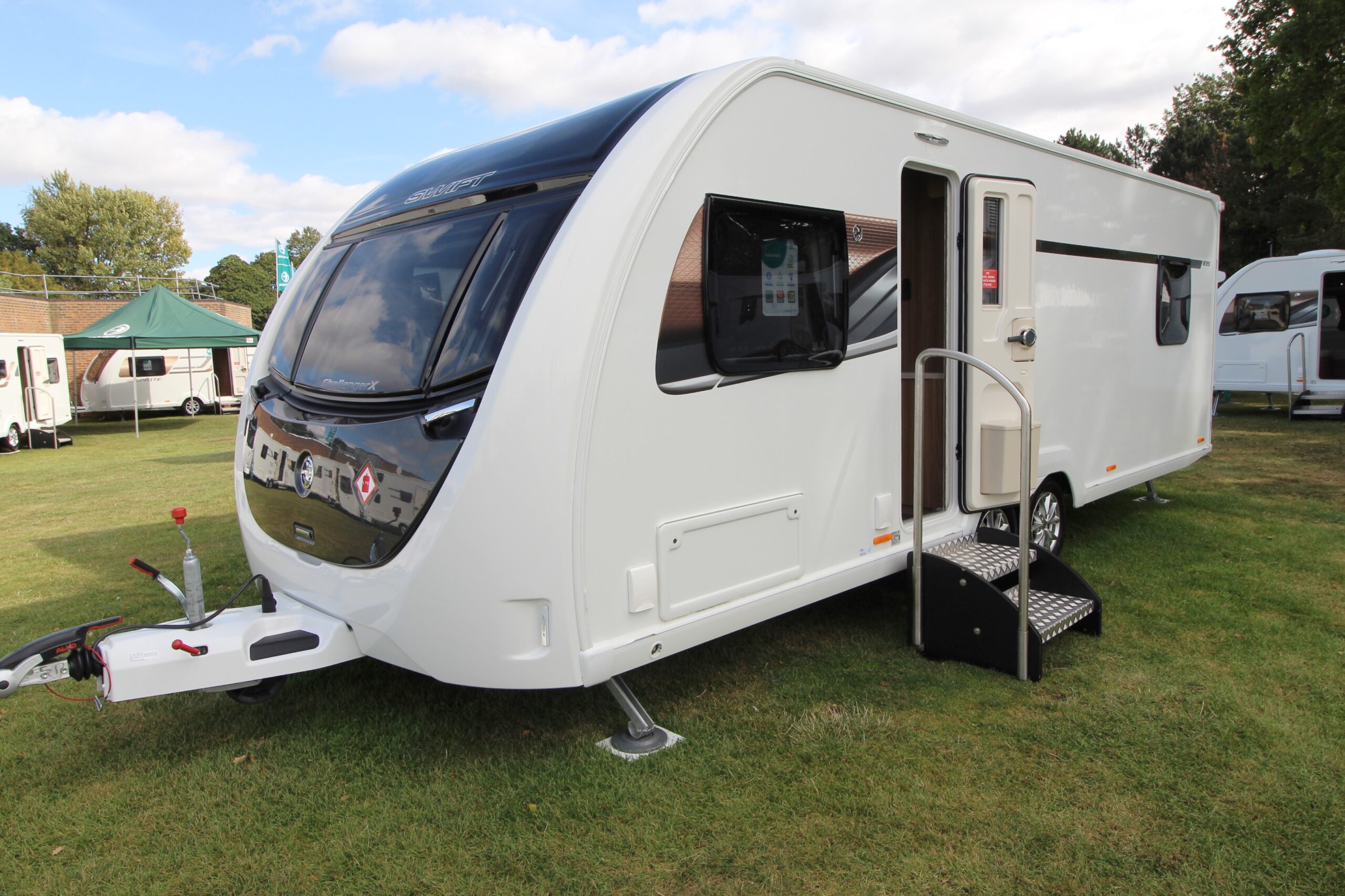 swift-challenger-835-exterior.jpg