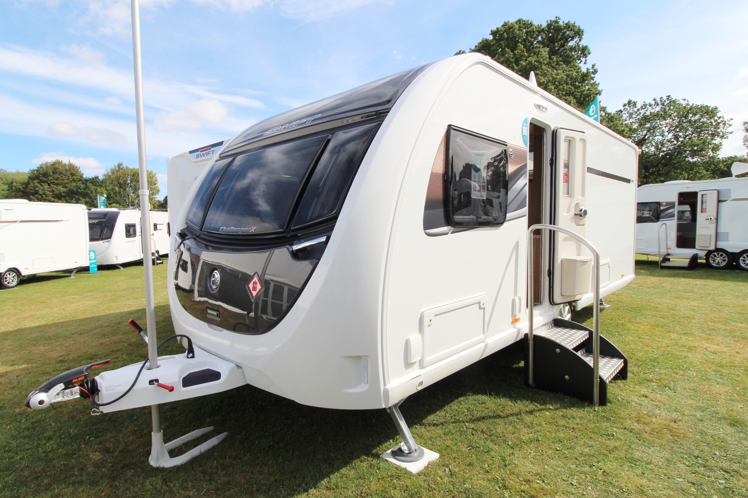 swift-challenger-880-exterior.jpg