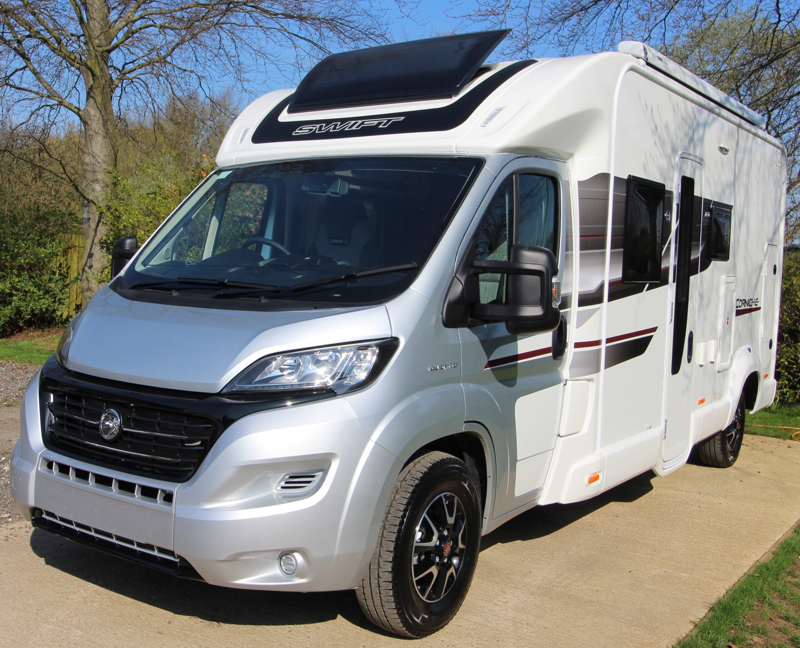 swift-corniche-special-edition-695-side_2.jpg