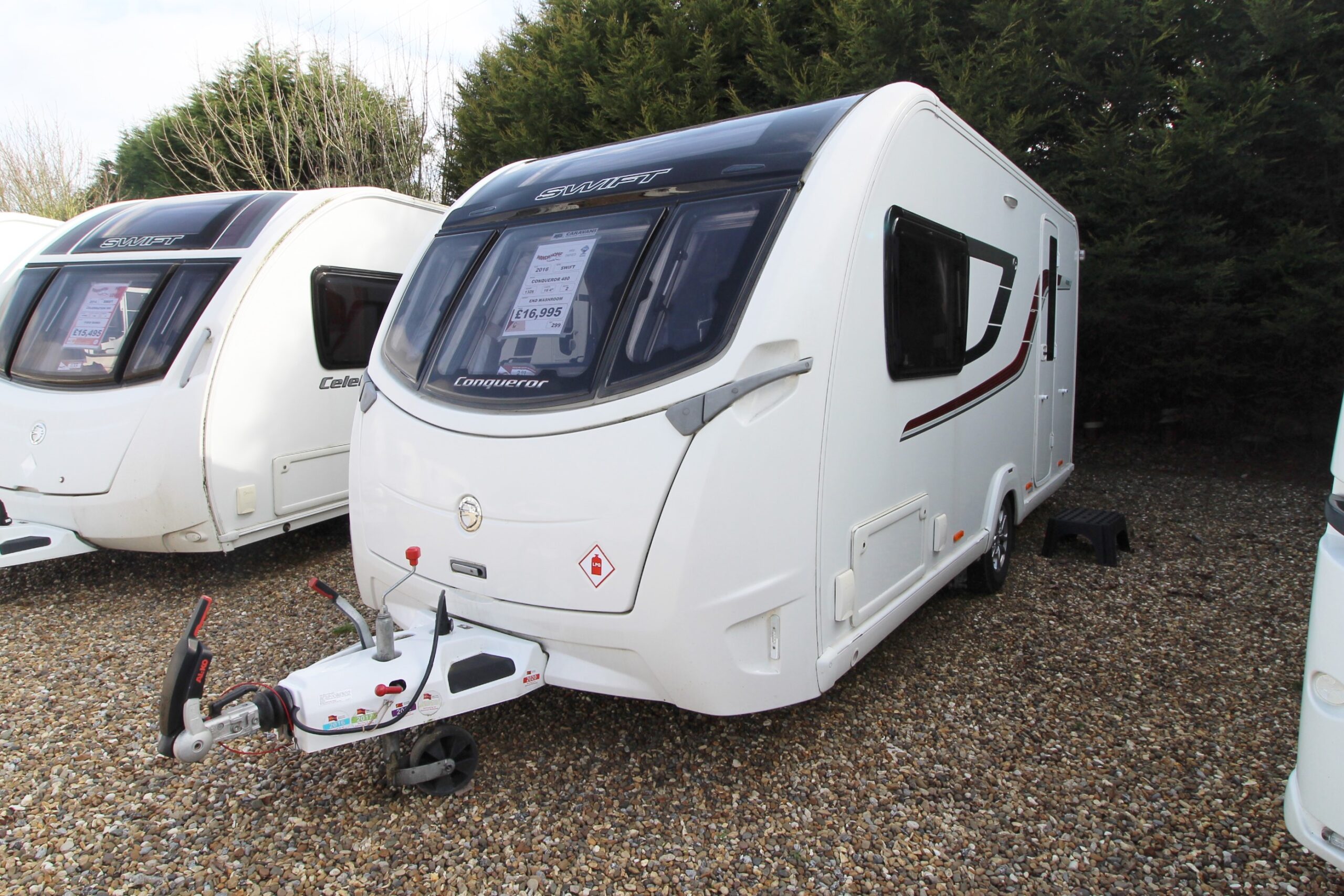 wandahome-2016-swift-conqueror-480-caravan-1.jpg