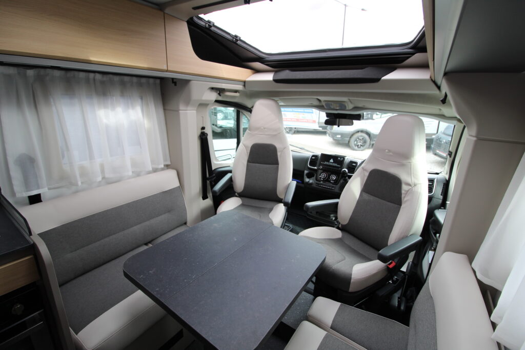 2026-adria-compact-slect-dl-30-scaled.jpg
