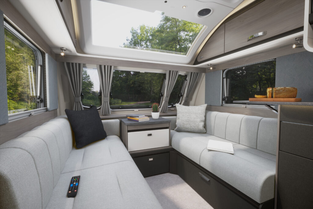2026-challenger-560-frontlounge-scaled.avif