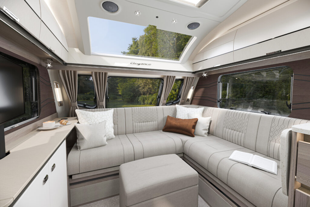 2027-elegance-860-front-lounge-ga-22-06-26-scaled.jpg